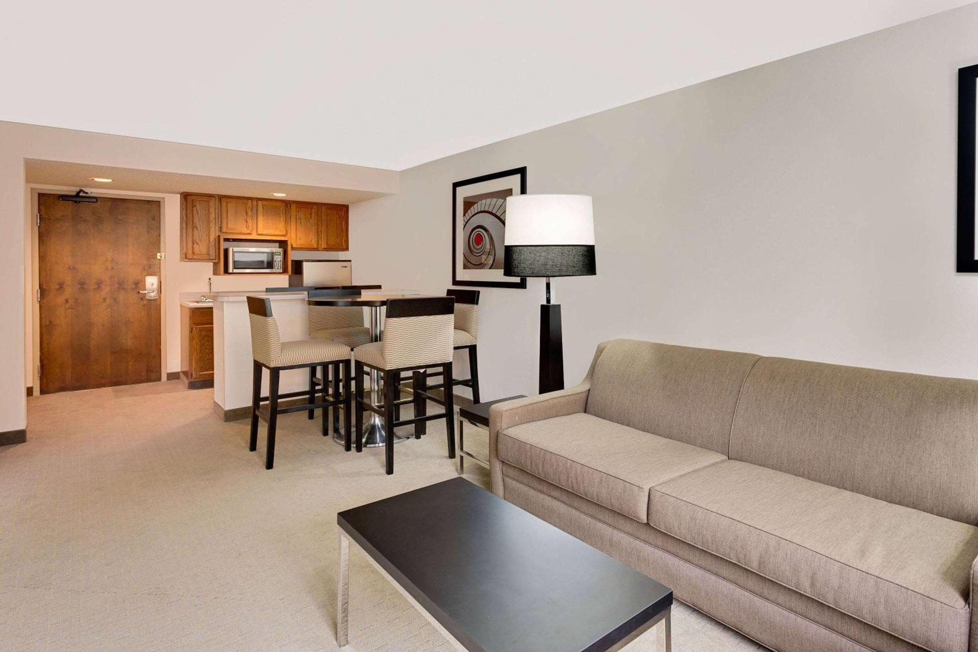 Ramada By Wyndham Marquette Hotel Exterior photo