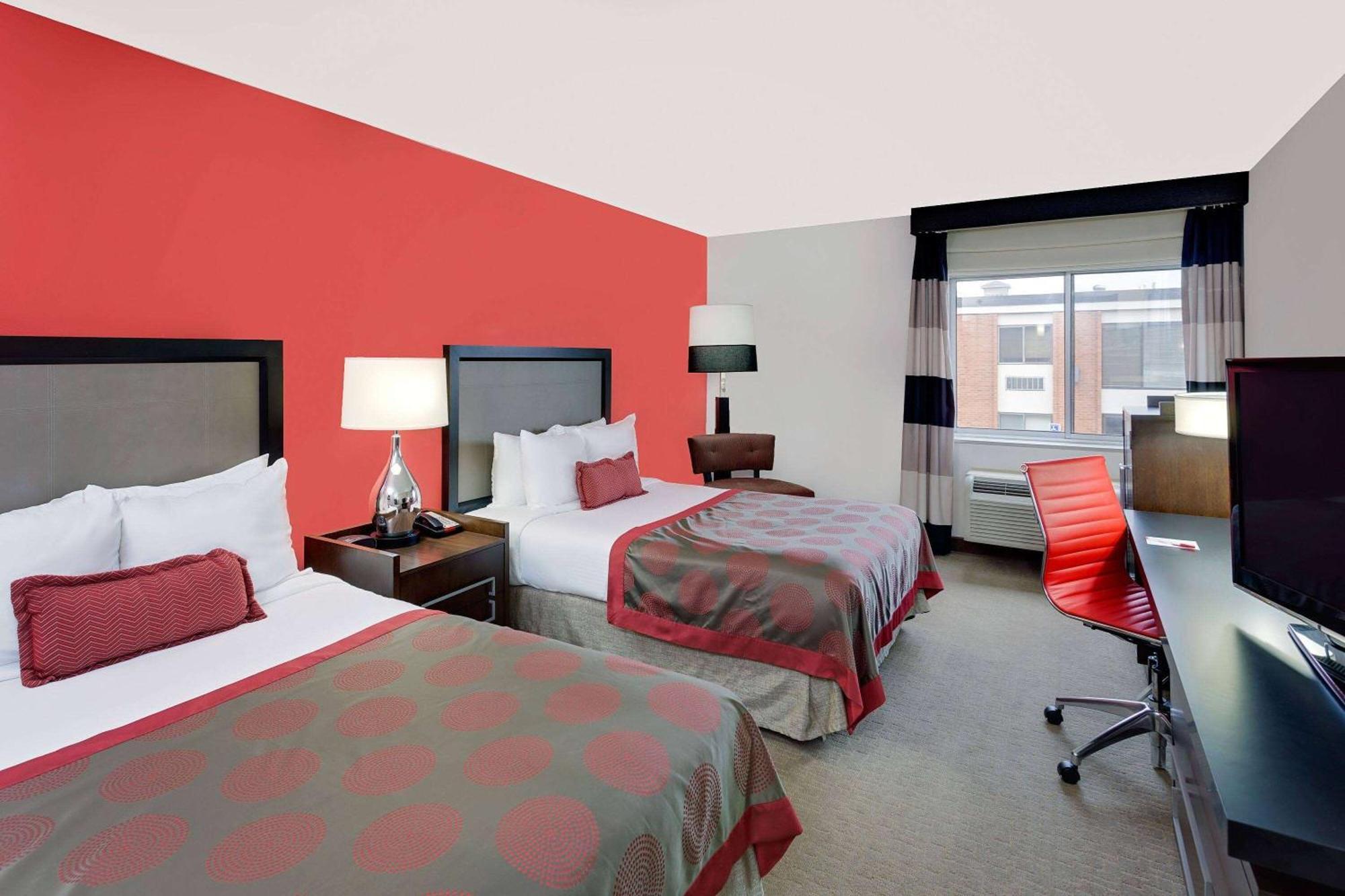 Ramada By Wyndham Marquette Hotel Exterior photo